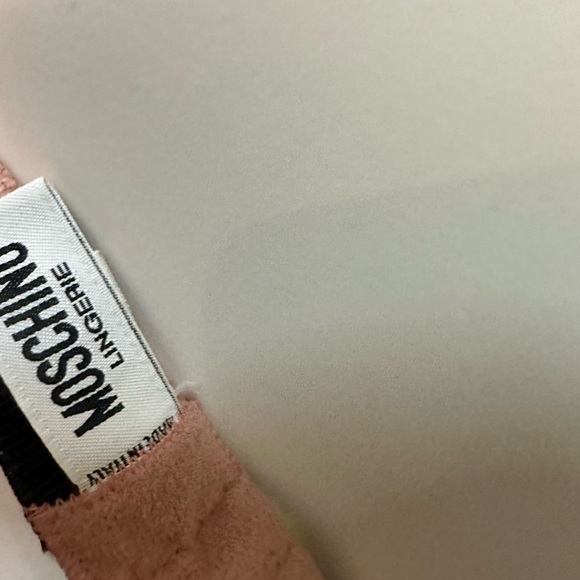 Vintag Moschino Rose & Black Lace Unwire Bra Set with Gilded Gold "Heart" Accent - Picture 10 of 10